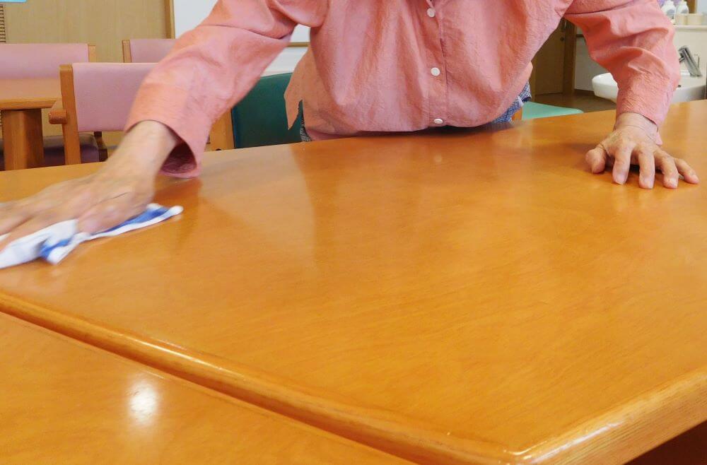 テーブルを拭いている様子