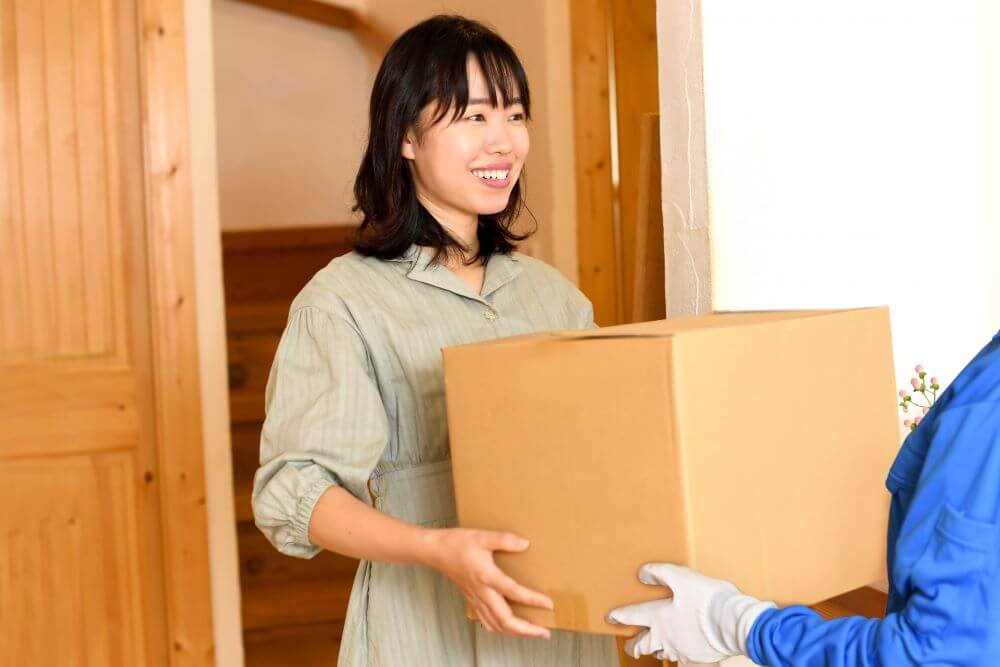 荷物を預ける女性