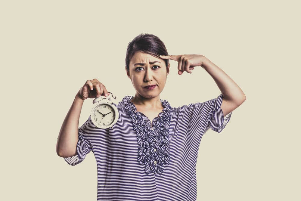 時計を持ち怒っている女性